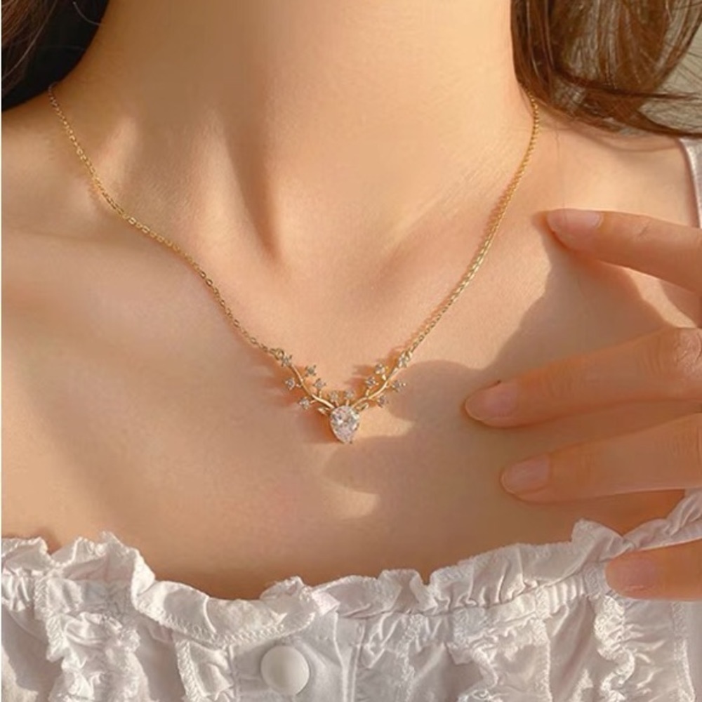 Fashion Luxury Titanium Steel Elk Charm Inlaid Zircon Deer Pendant necklace